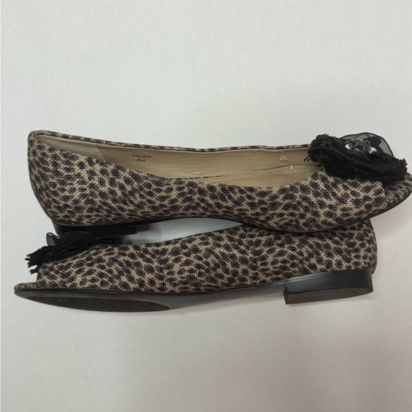 Ellen Tracy Leopard Print Flats with Black Flower Size 8M - Picture 5 of 7